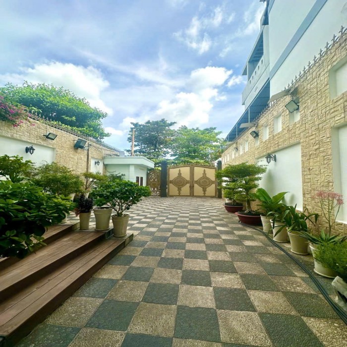 BIỆT THỰ TỰA THIÊN ĐÀNG, KHUÔNG VIỆT, 792m2, NỞ 24m, SÂN VƯỜN, THANG MÁY, 111 TỶ NHỈNH